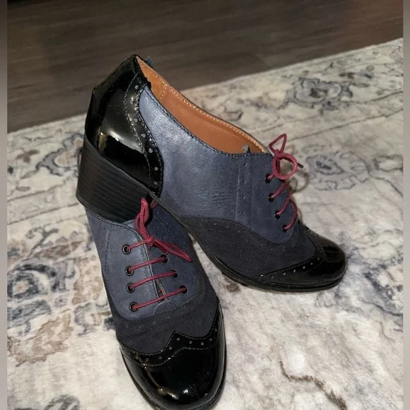 Julia Bo Gray and Black Oxford Shoes with Red Laces - Picture 3 of 8